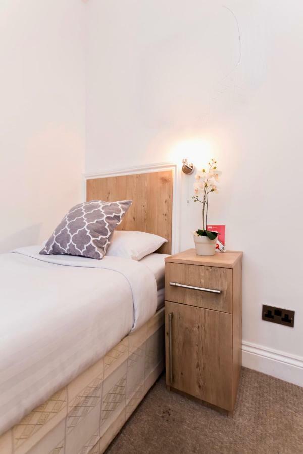 Oyo Tamtam Acton Hotel London Exterior foto